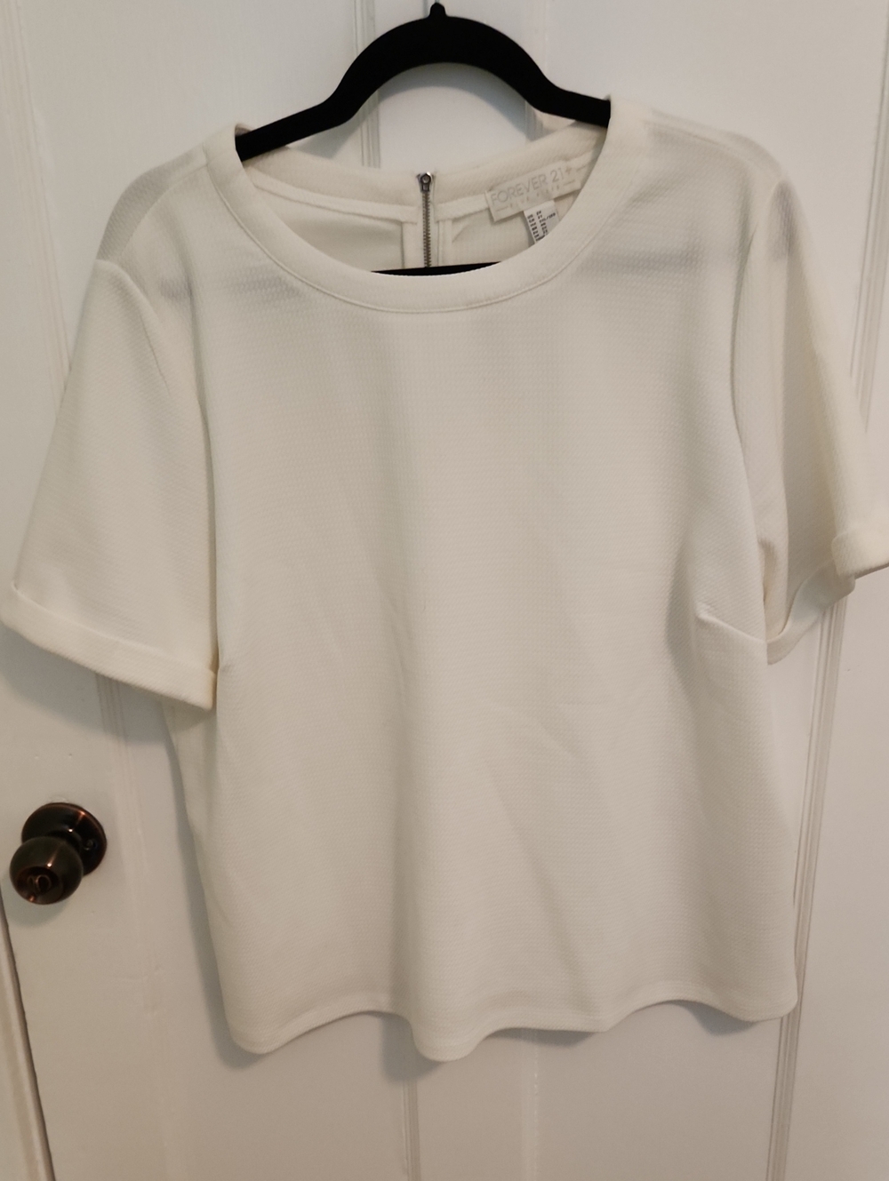 Forever 21 Off-White Short Sleeve Round Neck Tee/blouse